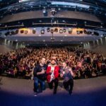 Rafinha Bastos Instagram - O show novo tá pronto. Tá pesado. Só falta a Netflix mandar o contrato. Na verdade, falta também a Netflix dizer que quer o show… mas isso é só um detalhe. Presídio do Tremembé, aí vou eu! (📸: @ajulianadasfotos) @netflixbrasil Teatro Renaissance