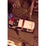Rafinha Bastos Instagram - Mais um George Floyd de todo dia no Brasil. Isso aconteceu hoje em São Paulo. Por sorte, a câmera mostra o número da viatura e os policiais já estão sendo investigados. Ações como essa acontecem aqui a todo momento e raramente chegam ao conhecimento do público. Até porque nem a vítima e muito menos as testemunhas tem coragem de denunciar o abuso. Foi exatamente isso que aconteceu nesse caso. O rapaz disse ao delegado que estava machucado porque havia escorregado na escada. Esse é o Brasil. #SãoPaulo #policebrutality /// 🇺🇸 The George Floyds of everyday in Brasil.