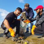 Raftaar Instagram - Thank you mere bhai @raftaarmusic for joining us today and making 264th week of @beachwarriorsindia strongest 💪✨️ #Earthday became even more special with your presence and motivation 💚✨️ Eagerly waiting for more such projects together 🤞 Love you Bhai 🧿🤗❤️ Juhu Koliwada