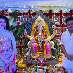 Rajpal Yadav Instagram - Ganpati Bappa Morya! 🙏🏻 

@radharajpalyadav @palakmuchhal3 @juhiparmar @hitentejwani 

#ganpatibappamorya #ganpati #ganeshfestival