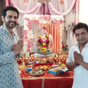 Rajpal Yadav Instagram - Ganpati Bappa Morya! 🙏🏻 

@radharajpalyadav @palakmuchhal3 @juhiparmar @hitentejwani 

#ganpatibappamorya #ganpati #ganeshfestival