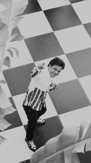 Rajpal Yadav Instagram - Hopping onto the trend! 😀📈

Stylist - @krishi1606
Videographer - @akshayphotoartist
Makeup & Hair - @tapsi_makeup
Shoes - @xd_factory X @shrutiyamganti0218 
Team - @greenlight__media

#rajpalyadav