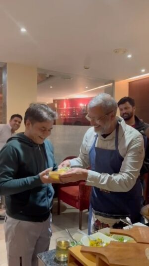 Rajpal Yadav Instagram - Aaj ka dinner to bahut special tha ! @iamnanapatekar bhai made and served a very tasty misal pav dish for us all ! Mazaa aa gaya Nana bhai 👍🏼❤️

#setlife #shootlife #rajpalyadav #misalpav