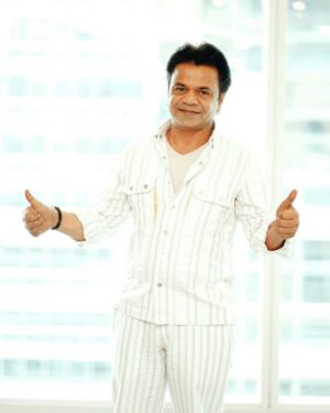 Rajpal Yadav Instagram - “It’s hard to beat a person who refuses to give up…! Keep going my friends it will always get better” ❤️

#rajpalyadav 

Styled by @akansha.27 @tiara_gal 
Outfit by @pourlui_designerwear
Assisted by @kavyakhemka2504
Clicked by @vivekbhanushali09