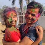 Rajpal Naurang Yadav Instagram – Happy Holi! Celebrating with my daughter, Honey !!🎉🎊

#holi #holifestival #rajpalyadav #holi2023