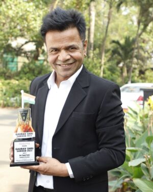 Rajpal Yadav Instagram - It was a great honour to be presented with the “Gaurav Shri Sammaan 2023” award today by Maharashtra Governor, Shri Bhagat Singh Koshyari. Thank you to Maitry Peace Foundation and Buddhanjali.

@maitrypeacefoundation