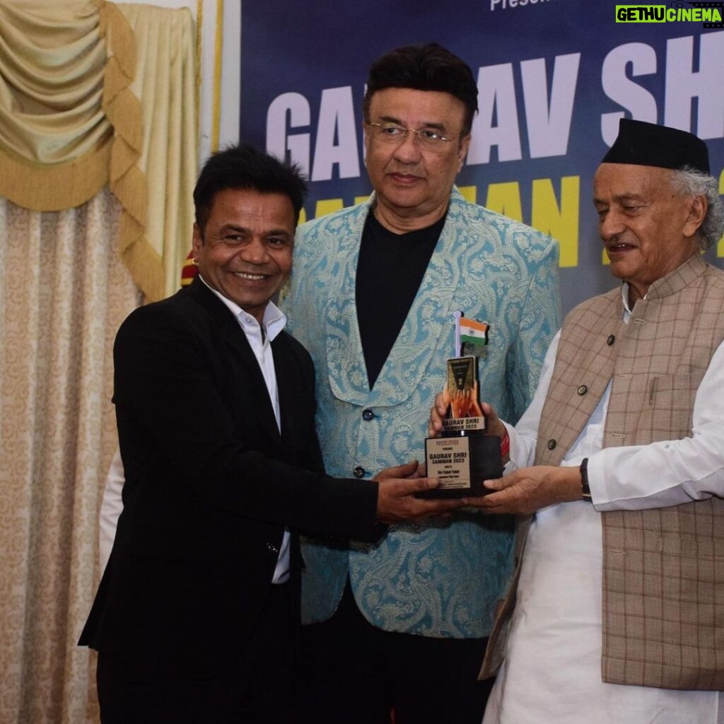 Rajpal Naurang Yadav Instagram - It was a great honour to be presented with the “Gaurav Shri Sammaan 2023” award today by Maharashtra Governor, Shri Bhagat Singh Koshyari. Thank you to Maitry Peace Foundation and Buddhanjali. @maitrypeacefoundation Mumbai, Maharashtra