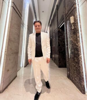 Rajpal Yadav Instagram - From last night in my favourite white! 

Styled by: @arjunkumar_offical
Outfit by: @manishkumar330_

#rajpalyadav #nightout