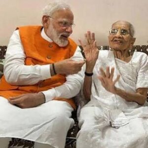 Rajpal Yadav Instagram - हम सब को गर्व हैं की मोदीजी की माँ एक तपस्या की देवी हैं और उनसे प्रेरणा और प्रमाण भी देखने को मिला , की दुनिया की हर माँ एक देवी हैं ।
ॐ शांति ॐ शांति ॐ शांति ॥

 #HeerabenModi