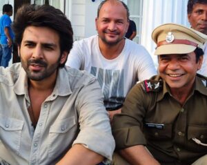 Rajpal Yadav Instagram - Wishing @kartikaaryan a very very happy birthday! I love ur dedication and determination! Have a fantastic year ahead! 🎂

#kartikaaryan #rajpalyadav
