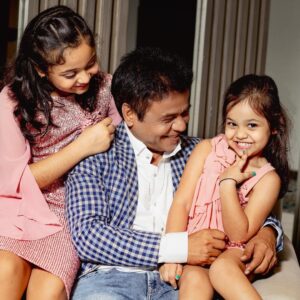 Rajpal Yadav Instagram - Happiest with you girls!! Children really heal the soul , we seem to forget all our troubles when we are with them! ❤️

#rajpalyadav #happychildrensday #childrensday #kids