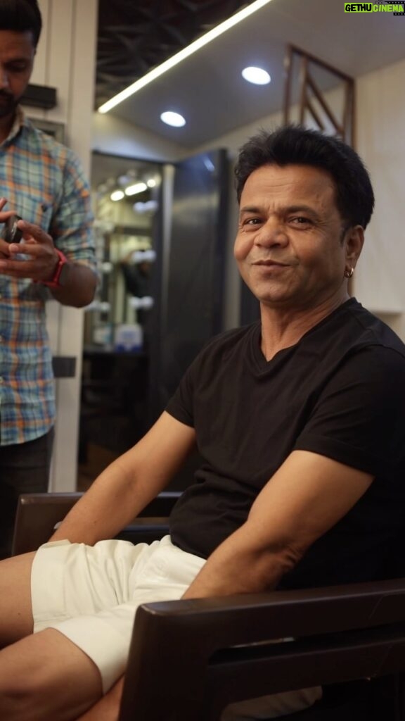 Rajpal Naurang Yadav Instagram - Animals really can speak volumes without saying a word! What experiences have you had with animals or pets ? #rajpalyadav #vanityvichaar #paltulife #pets #rajpaath