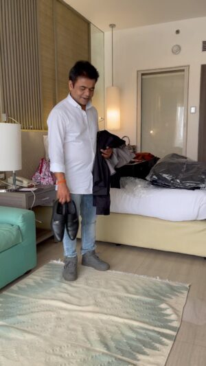 Rajpal Yadav Instagram - Getting ready for Saturday … or maybe not 😅😅

Pranked by Honey !!! 

#rajpalyadav #transitionreels #instagood #instagram #instareels #trendingreels #fatherdaughter