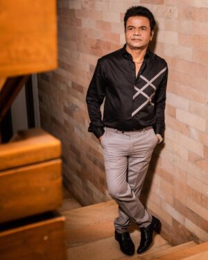 Rajpal Yadav Instagram - “Accept what is. Let go of what was. And have faith in what will be.”

- Sonia Ricotti

Stylist- @stylebyshrey
Makeup & Hair -  @contour_by_bhavikagala 
Outfit - @dlabel X
@godiseliteshirts 
Location - @theresortmumbai 
Team - @greenlight__media

#rajpalyadav #quotes