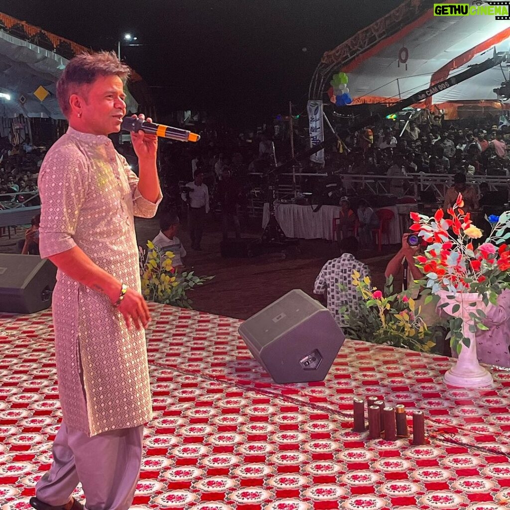 Rajpal Naurang Yadav Instagram - My favourite place to be … on stage in front of a lovely crowd ! Missing the Navratri garba fun, it went by so fast! Stylist : @shrutiyamganti0218 Outfit : @jiya_fashion_designer #rajpalyadav #latepost #navratri2023