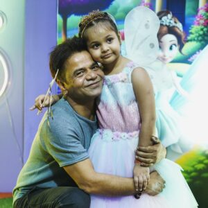 Rajpal Yadav Instagram - Happy 5th Birthday to my little Angel, Rehanshi ! I am so amazed at how quickly 5 years have gone by! I am lucky to be your proud papa ! May God bless you with all the success and happiness in the world my sweetheart ❤️

#happybirthday #Rehanshi #rajpalyadav