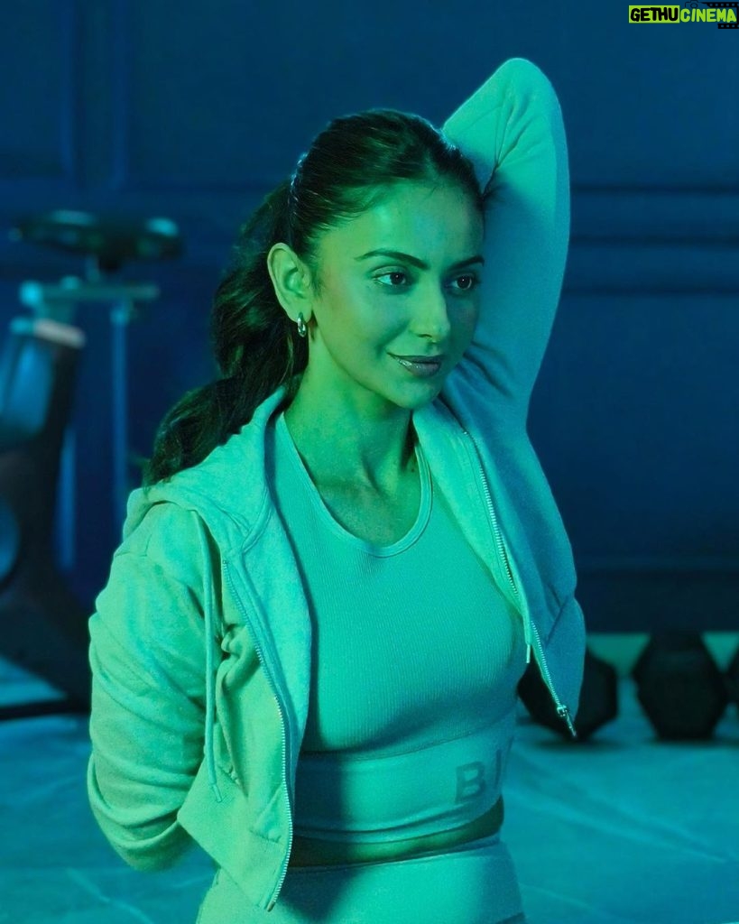 Rakul Preet Singh Instagram - The right vibe but the wrong lighting? Swipe to see how you can #BeThePro and click amazing PROtraits even in low-light. Use my code TZ80008114 for INR 1000 off on vivo.com under the discount section and pre-book the all new @vivo_india V30 Series now. With its Studio-Quality Aura Light Portrait and stunning design, you’ll feel AND look like the pro! #V30Series #DesignPro #PROtraits #vivoV30Pro #vivoV30 #Ad