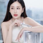Ramida Jiranorraphat Instagram - ไอเท้มพี่จิซู จาก Dior Beauty, Capture Totale Hyalushot ช่วยตอบโจทย์ปัญหาริ้วรอยเล็กๆอย่างเราได้อย่างตรงจุดเลย เมื่อใช้อย่างต่อเนื่อง ผิวดูนุ่มแน่นขึ้นด้วยค่ะ 🤍จองมาร่วมงานเปิดตัว Dior Capture Totale Hyalushot ในวันที่ 13-14 มกราคมนี้ ที่ Line official @DiorThailand http://on.dior.com/linethp080124 สถานที่จัดงาน: Kronos Office Building- อาคารโครนอส ชั้น 27 ถนนสาทร #DiorHyalushot #DiorCaptureTotale #DiorBeauty @DiorBeauty