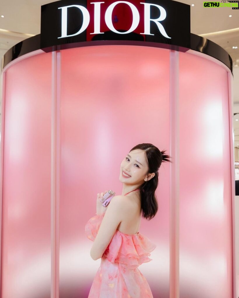 Ramida Jiranorraphat Instagram - Love Dior Addict Fashion Case limited edition with Dior addict new shades มีเฉดสีใหม่ และเคสแฟชั่นกูตูร์ limited ด้วย มาพร้อม Dior Addict Lip Glow เฉดสีใหม่ Poppy Coral เข้าไทยแล้วสีดีมากมาก ☺️ 💄วันนี้ - 28 มี.ค. ที่ Siam Paragon ชั้น M โซน Beauty Hall หรือช้อปก่อนใครได้เลยที่ shop.dior.co.th #DiorAddict #DiorMakeup #DiorBeauty @DiorBeauty
