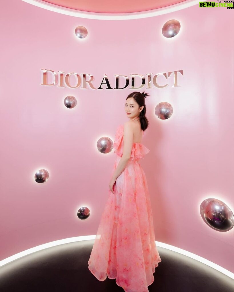 Ramida Jiranorraphat Instagram - Love Dior Addict Fashion Case limited edition with Dior addict new shades มีเฉดสีใหม่ และเคสแฟชั่นกูตูร์ limited ด้วย มาพร้อม Dior Addict Lip Glow เฉดสีใหม่ Poppy Coral เข้าไทยแล้วสีดีมากมาก ☺️ 💄วันนี้ - 28 มี.ค. ที่ Siam Paragon ชั้น M โซน Beauty Hall หรือช้อปก่อนใครได้เลยที่ shop.dior.co.th #DiorAddict #DiorMakeup #DiorBeauty @DiorBeauty