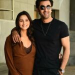 Ranbir Kapoor Instagram - #RanbirKapoor and #AliaBhatt get papped while at a promotional event for #Brahmastra 💥 #DevaDeva