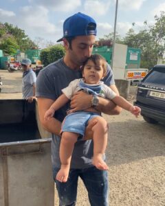 Ranbir Kapoor Instagram - Shiva with the baby who played little Shiva.🫶🏻 #RanbirKapoor • #Brahmastra
