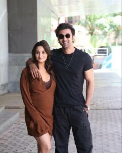 Ranbir Kapoor Instagram - #RanbirKapoor and #AliaBhatt get papped while at a promotional event for #Brahmastra 💥 #DevaDeva