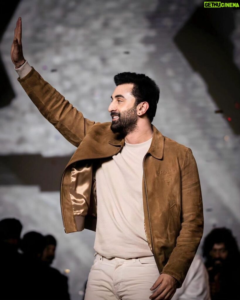 Ranbir Kapoor Instagram - Looking like a WOW 😍🔥💥 #Ranbirkapoor