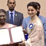 Ranbir Kapoor Instagram - Moment of the day 😍❤ Proud Husband #RanbirKapoor Films #AliaBhatt As She Receives National Film Award 2023 For #GangubaiKathiawadi In #Delhi 💥 #AliaBhatt #RanbirKapoor #NationalAwards