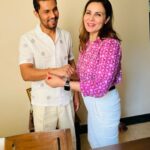 Randeep Hooda Instagram - Year after year, the rakhis change but the love and care stays the same! @anjalihoodamd , thank you for the affection and guidance you give me! मेरी प्यारी दलबीर कौर जी, आप हमारे बीच नहीं हैं पर आपकी राखी से जुडा स्नेह हमेशा मेरे साथ रहेगा। आपने मुझमे जितनी अच्छाइयां देखी उम्मीद है में उन पर खरा उतर पाऊंगा। आपका रणदीप #HappyRakhshaBandhan #RakshaBandhan #sisterlove #sisters