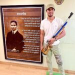 Randeep Hooda Instagram - How about this for #MondayMotivation ?? 💪💪🔫🔫 #SashastraKranti #Savarkar #WhoKilledHisStory #Shootingrange #bullseye #rifleshooting Savarkar Shooting Range, Mumbai