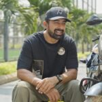Rannvijay Singha Instagram - They say you never forget your first bike. I can’t help but agree to that. Ye hai meri college wali bike story… With an easy to use sponge @motomaxindia helps bring back the shine, one swipe at a time. It effortlessly restores your bike’s lustre, leaving it showroom-worthy every time. #MotoMaxInstashine #InstaShine #MotoMoments