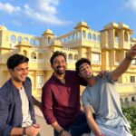 Rannvijay Singha Instagram - Season 3 #mismatched, First day of shoot for me. In the past 2 seasons we have become family, waiting to meet all these crazy amazing beings to create a great season and awesome memories too! We have had good times and we are grateful for them and thankful for all the love we have received. God has been kind and hopefully will continue to be! To another one 🥂. #satnamwaheguru 🙏🏼🌑