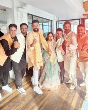 Rannvijay Singha Instagram - Our sista is getting married!! @jazzyg_97 we love you! @sahil.g.23 welcome to the fam! #siblings #cousins