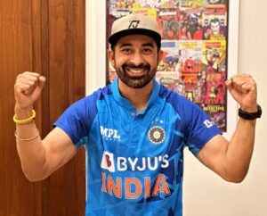 Rannvijay Singha Instagram - Come on team India! 
Runs are on the board now let’s defend it! 
Singha household in full Josh and gear!
#worldcup