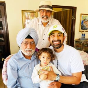 Rannvijay Singha Instagram - 4 generations.
Finally my Grandparents met @jahaanvirsingha ! #satnamwaheguruੴ 🙏🏼🌑 #family #singha #singhafamily