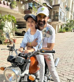 Rannvijay Singha Instagram - The Apple doesn’t fall far from the tree.. she ❤️ bikes!
#bikergirl #bikerboy #bikerdadanddaughter #squadrann @squadrann #girlpower #satnamwaheguruੴ 🙏🏼🌑