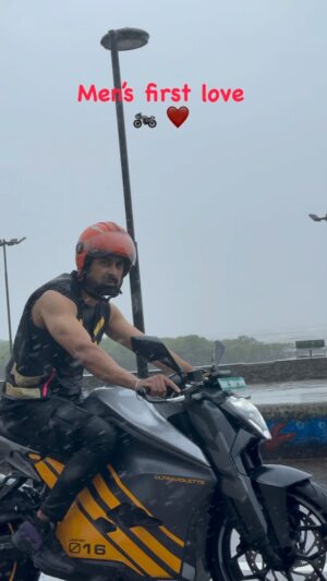 Rannvijay Singha Instagram - First love ❤️.
Share if you agree. 🏍️ 
#ridesafe #borntoride #squadrann #bikelife #bikerboy #ride #ridetolive #livetoride #donofsquadrann