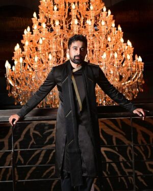 Rannvijay Singha Instagram - 🪔 ✨🖤🙏🏼

#satnamwaheguruੴ 🌑