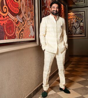 Rannvijay Singha Instagram - So proud of you @arjandugal , you are just killin it!
Wearing ur creations makes one feel special and I can feel the love you put into each piece.
Hope to catch up with you soon!
@dapper.menswear