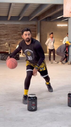 Rannvijay Singha Instagram - When your work is actually playing.. 
bts from the @uptime_nutrition shoot, I love when brands and companies believe in the passions of the ambassador and then everything seems real,organic and obviously believable. 💪🏻 #satnamwaheguruੴ 🙏🏼🌑 #blessed #grateful #baller #ballislife 
@squadrann @starballersindia