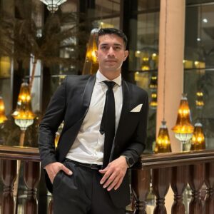 Rannvijay Singha Instagram - Boys be wearing suits and writing motivational quotes in the captions, just go to the wedding bro 🤵‍♂️
