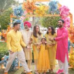 Rannvijay Singha Instagram - #family #blessed #grateful @vaishnavinimay wedding. 📸- @harishyogi_ #satnamwaheguru 🙏🏼🌑 Bahrain