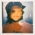 Raphaël Carlier Instagram - On est de retour cette semaine, très contents du retour et de vos retours sur notre retour. Un poutou à nos équipes, notre Discord, les gens qu’on croise dans la rue, ceux qui prennent le temps de nous écrire et à qui on prend pas assez le temps de répondre. Quelques facts : - Naoki Urasawa est brillant. - Pour avoir l’équivalent du poids moyen d’un humain, il faut 4,5 millions de fourmis. - Le groupe Leprous est tout simplement génial. 📸 : @flosabat