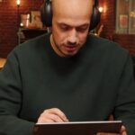 Raphaël Carlier Instagram - Entre 2 tournages de vidéos, petite pause musicale pour composer une track sur la Lenovo Tab P12 de @lenovofrance 🎶 Proposez un titre en commentaire, et retrouvez dès demain la composition de @levraimcfly sur son profil (elle sera moins bien). #LenovoTabP12 - Collaboration Commerciale