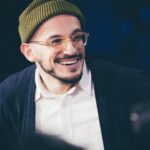Raphaël Carlier Instagram - Suite à vos nombreux messages (merci) et l’envie d’en refaire, La Table Ovale est de retour sur YouTube & @spotifyfrance 😍 On est trop heureux de pouvoir refaire ce format et ça reprend aujourd’hui avec Joyca et Cyrus North sur le thème de « la recherche du bonheur ». La vidéo est sur notre chaîne YouTube dès maintenant et en audio sur Spotify, puis dans quelques jours vous retrouverez les réponses aux questions que vous avez posées sur Twitter/Insta en audio + vidéo uniquement sur Spotify. La TABLE OVALE