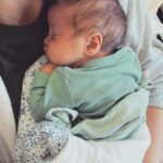 Raphaël Carlier Instagram - Dire qu’il y a 18 jours il était dans mon ventre ✨ Welcome mon baby d’amour. Enfin à la maison. Merci à tous pour vos messages d’amour qui m’ont réchauffés le cœur ❤️ Et 🙏 @laurag_photo pour ces sublimes photos.