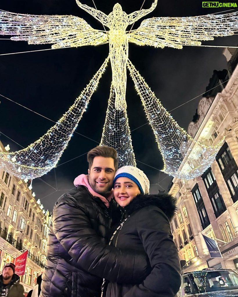 Rashami Desai Instagram - Reunited!! @imrashamidesai @rajivadatia 😘❤️ in freezing London! In the best time of the year!! 🎄😘 #rashjiv #london #lights #friends London, United Kingdom