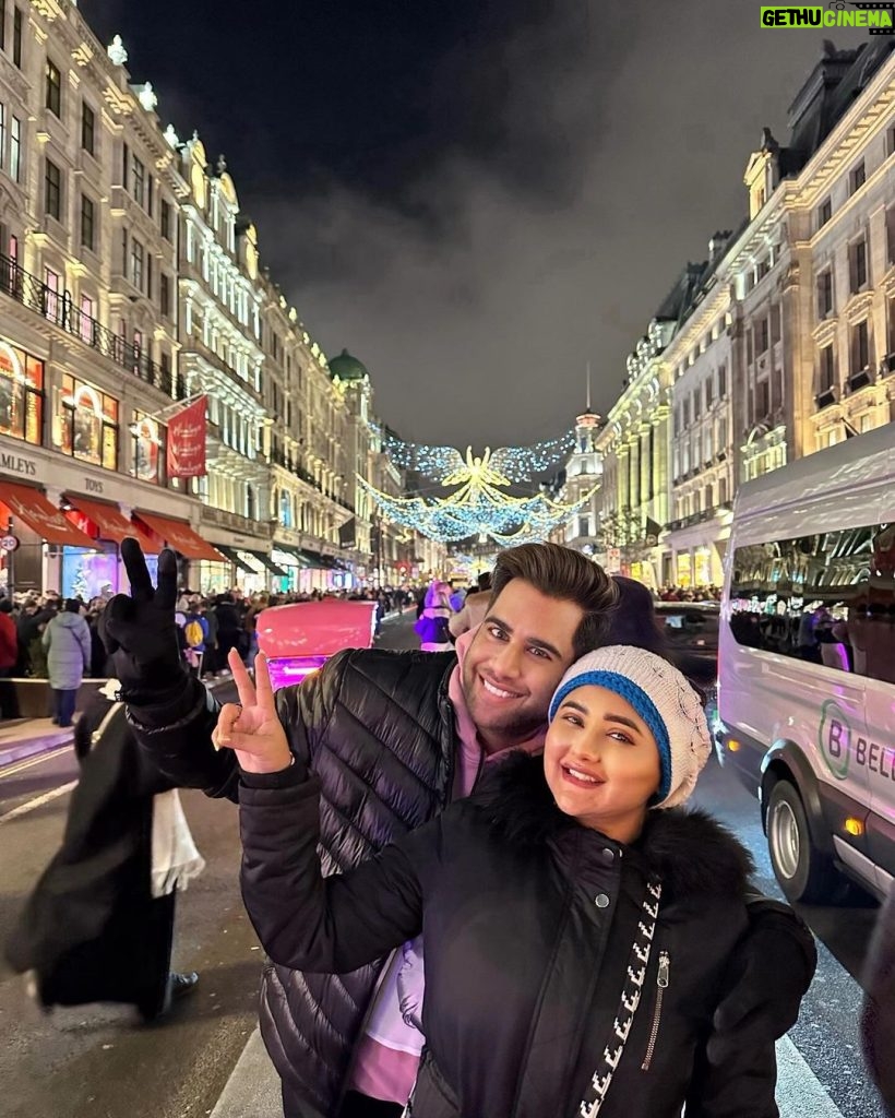 Rashami Desai Instagram - Reunited!! @imrashamidesai @rajivadatia 😘❤️ in freezing London! In the best time of the year!! 🎄😘 #rashjiv #london #lights #friends London, United Kingdom