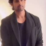 Ravi Dubey Instagram - note to self- Need to learn to not be so evidently distracted between two still shots 😐